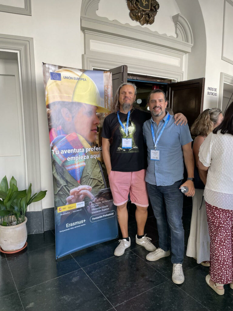 Erasmus+ en las Jornadas Nacionales de FP en Carmona - Foto de Juan Ramón Cayón con otro de los participantes.